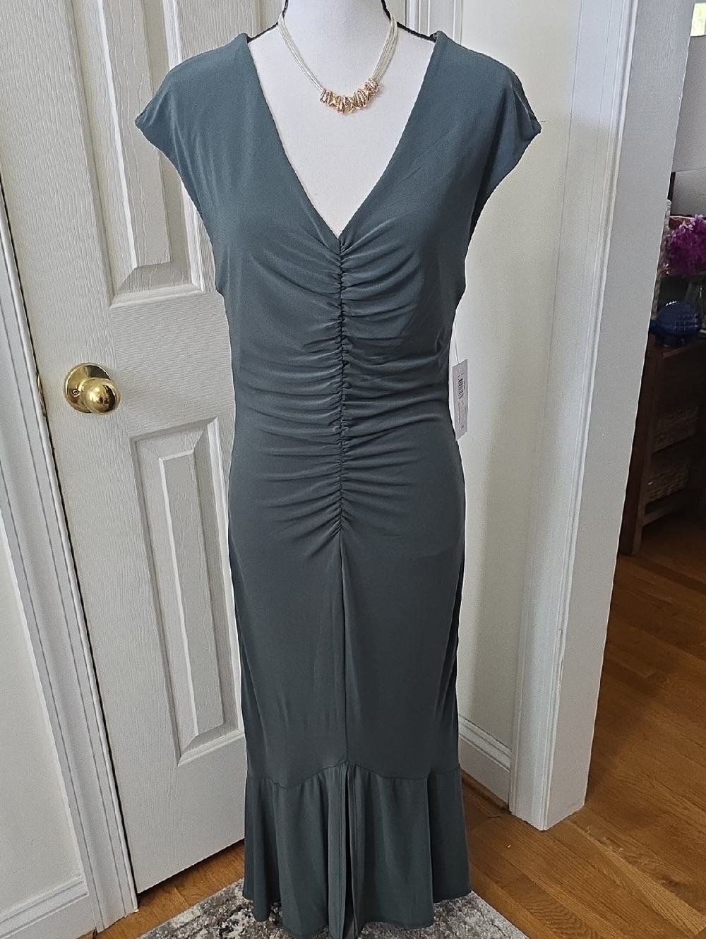 PREMIER AMOUR BRAND WOMEN'S BEAUTIFUL OLIVE GREEN V-NECK EVENING DRESS SIZE 6